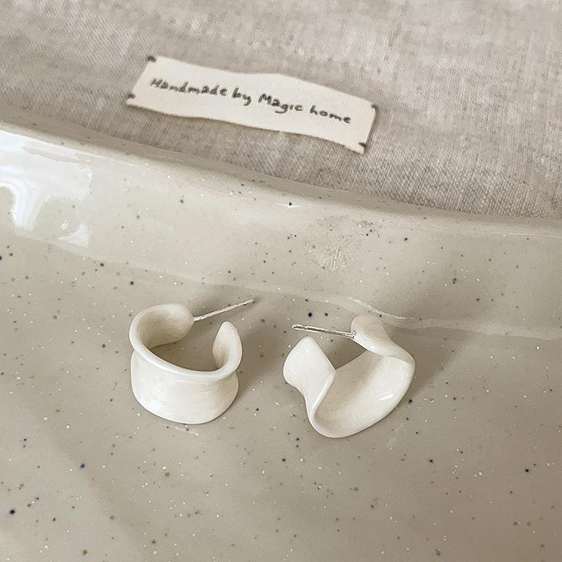 

Серьги-пусеты из металла с неровной текстурой, подтеками масла и шипами, женские нишевые, уникальные, модные, универсальные