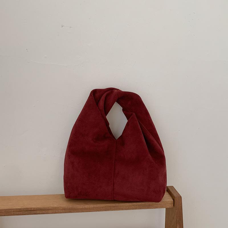 Hand-held Cloud Bag with Pleated Design, Featuring A Sophisticated and Simple Style of Handbag.