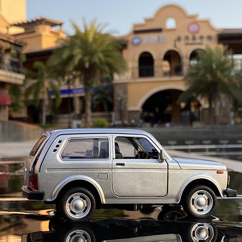 1:32 LADA NIVA Classic Car Alloy Car Diecasts & Toy Vehicles Metal Toy Car Model High Simulation Collection Childrens Toy Gift