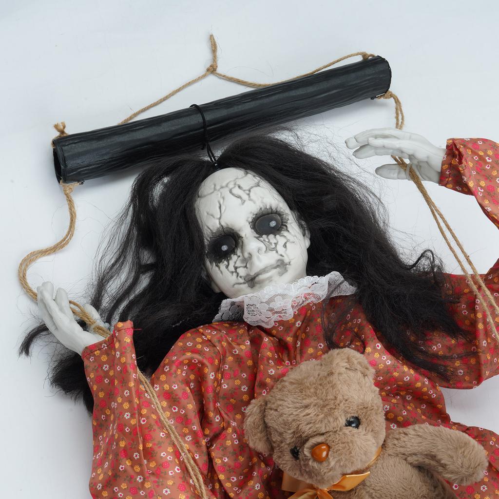 Strašidelná loutka Halloweenská dekorace Hlasem aktivovaná strašidelná loutka se zářícím okem pro zahradní dvorní dekoraci