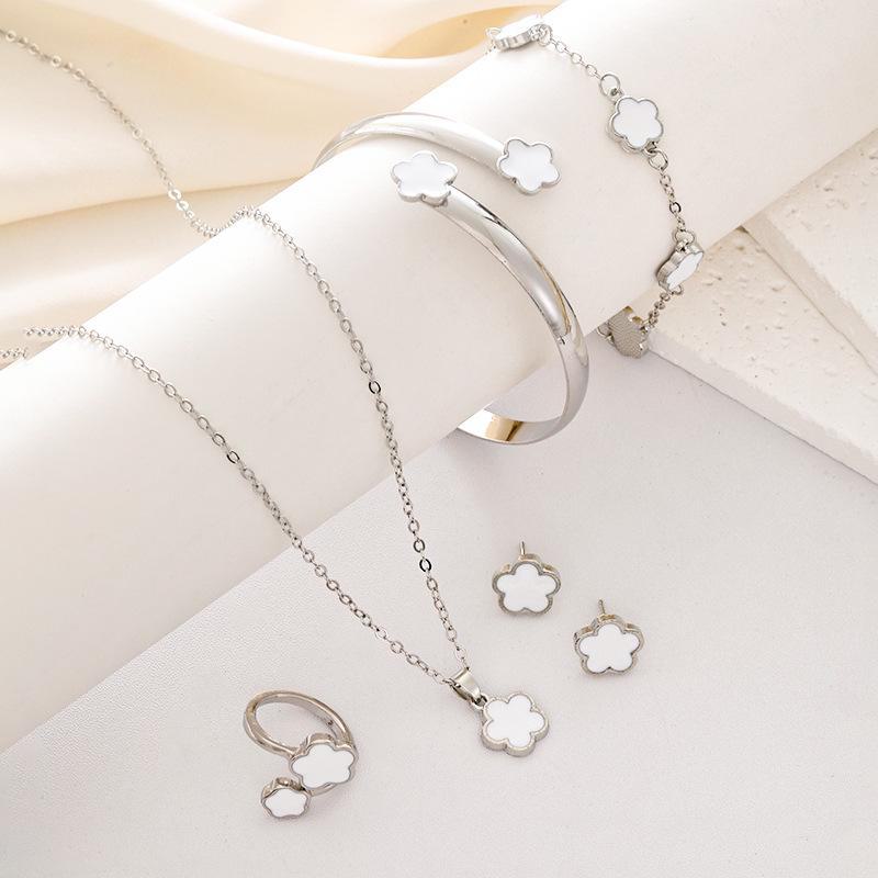 Vielseitiges Schmuckset mit fünfblättrigem Kleeblatt: Halskette, Ohrringe und Handschmuck – 5-teiliges Glücksblumen-Design für Damen
