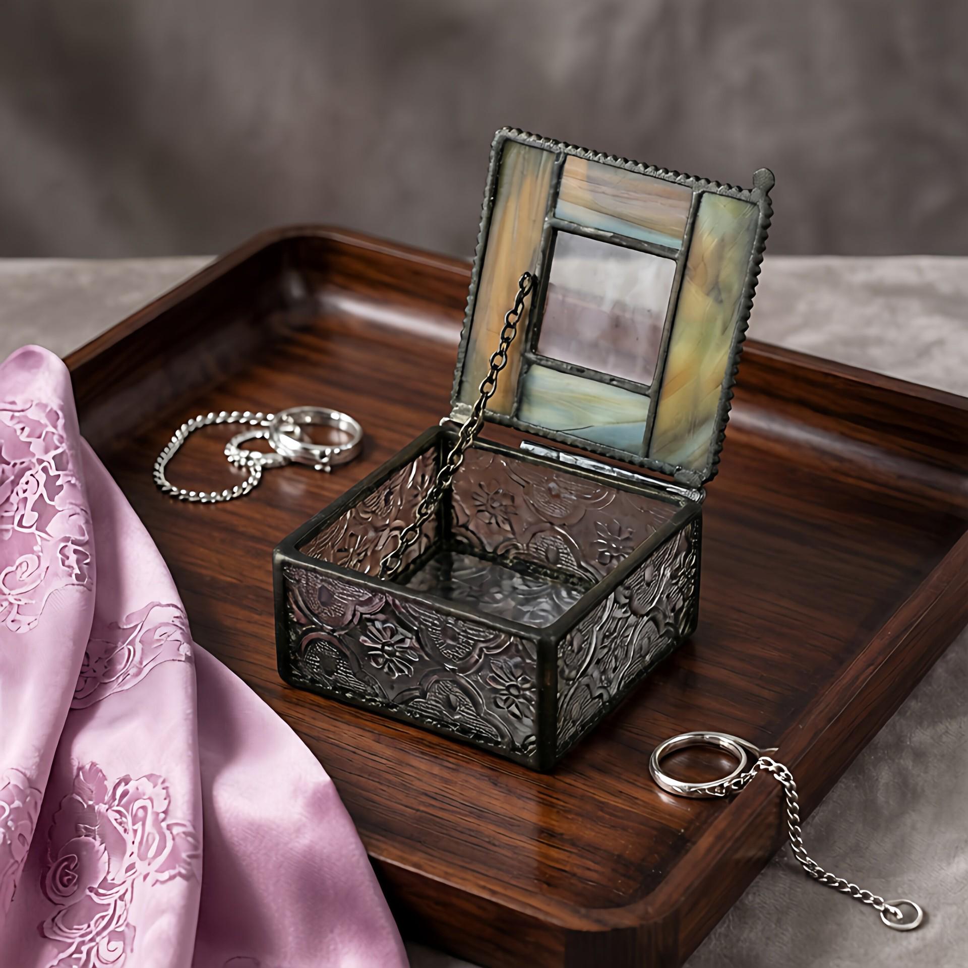 

Douyin European Retro Jewelry Storage Box for Necklace, Ring, and Earring - Perfect for Couples Wedding Gifts 8x8x4.8 cm