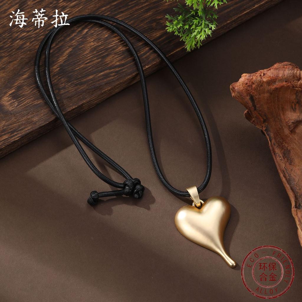 New Dumb Gold Love Leather Rope Long Pendant, Women's Simple High-end Heart-shaped Black Leather Rope Long Necklace