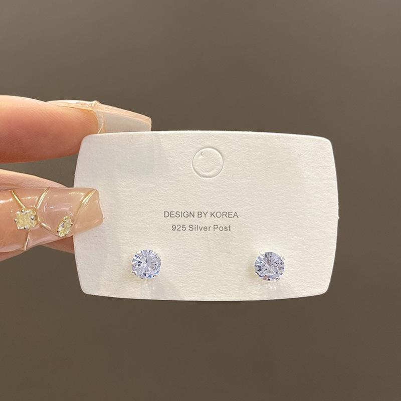 

Korean version of silver needle exquisite zircon small stud earrings women s design sense niche temperament earrings popular simple ears