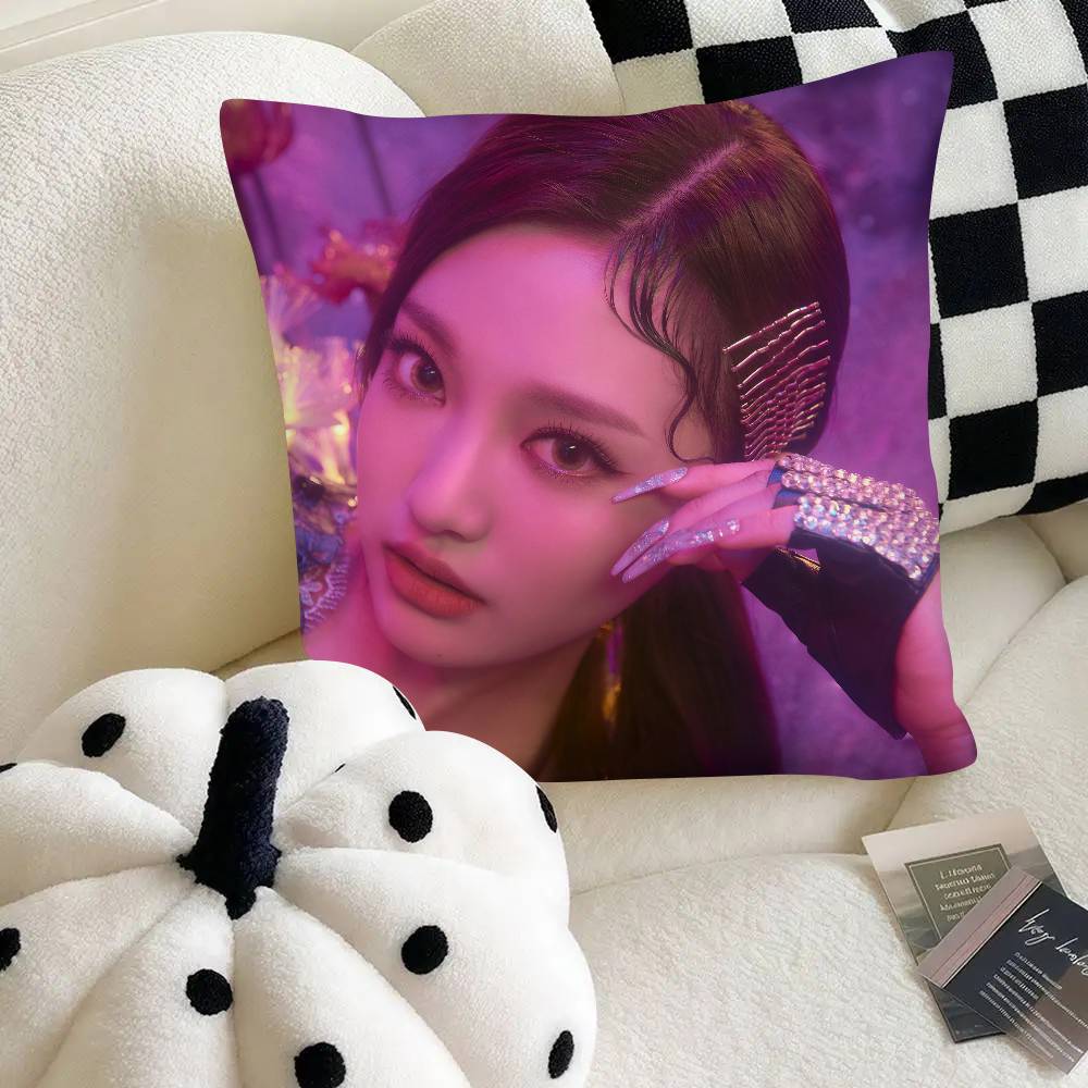 Подушка с принтом женской K-pop группы Квадратная подушка Подушка для спальни Дивана Отдыха Комфорта Декорация для автомобиля Дома 16x16Inch