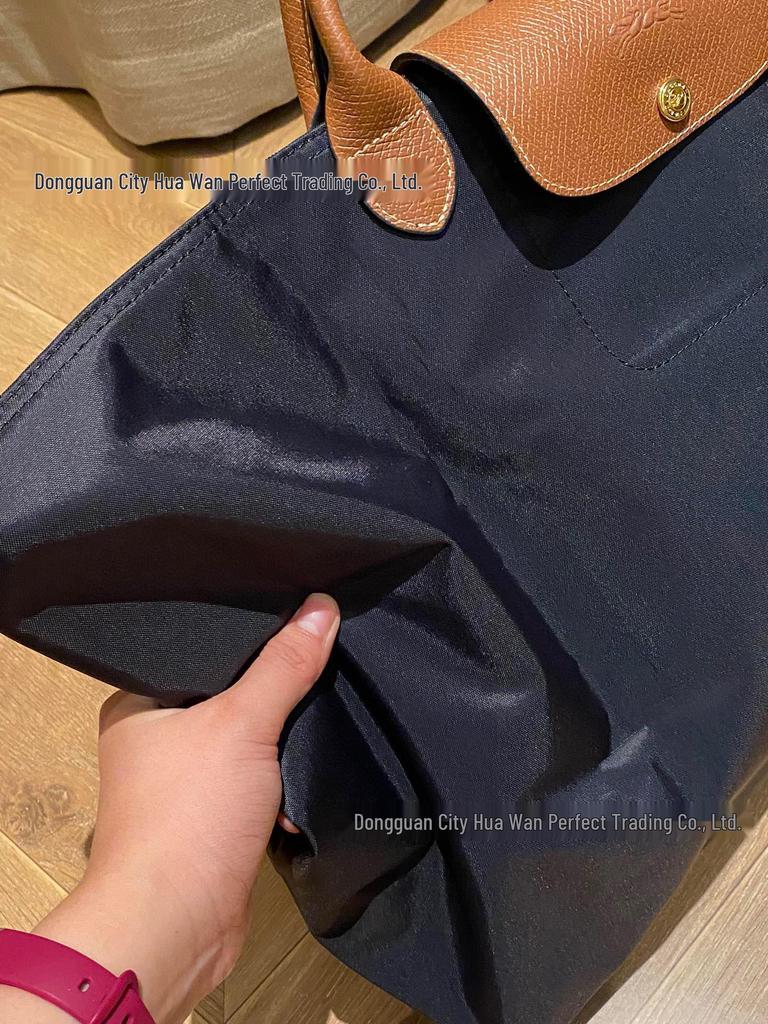 Xiangjia Large-Capacity Waterproof Oxford Travel Tote Bag, Lightweight and Foldable.
