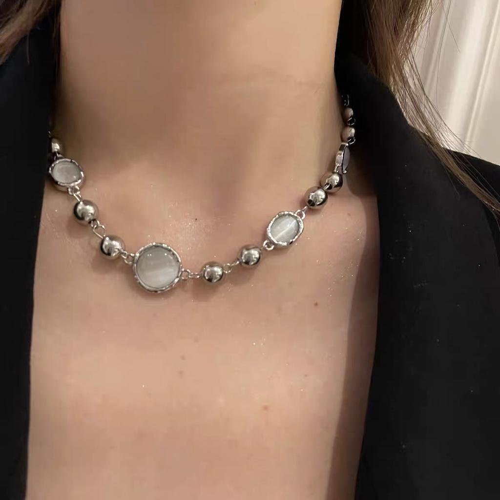 Hochwertige blaue Perlenkette für Damen - Schickes und cooles Design Schlüsselbein-Kette mit einzigartigem Anhänger