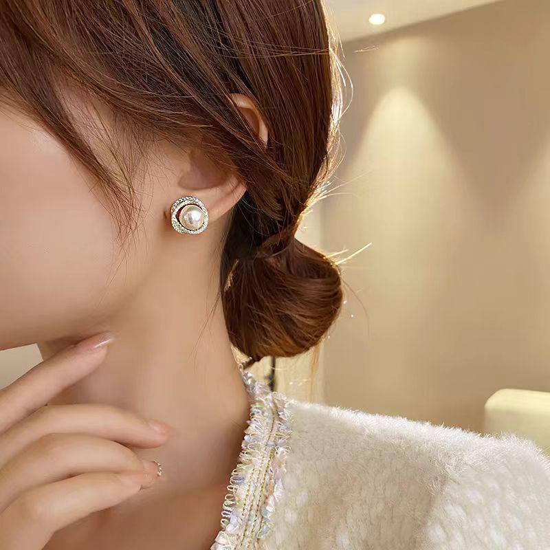 Elegant 2024 Pearl Stud Earrings for Women - New, Exquisite, and Stylish