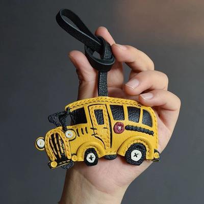 Handgefertigte Schlüsselanhänger und Taschenaccessoires aus echtem Leder im gelben Schulbus-Stil