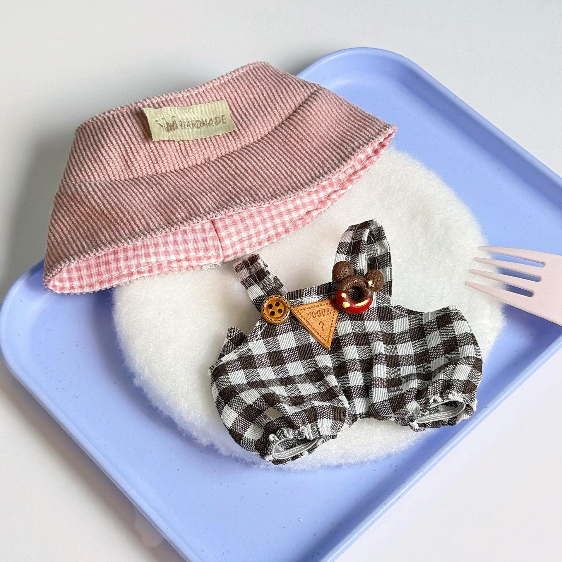 

Только одежда подходит для 17-сантиметровой подвески одежды Лабубувы, и первое и второе поколения плюшевых кукол носят ее на вечеринку. Clothes only