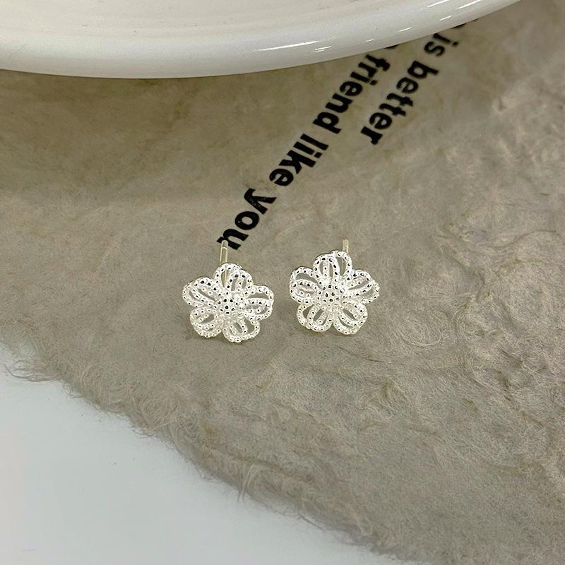 Hollow Flower Earrings for Women, Fashionable and Personalized Lace Flower High-end Ear Bone Earrings