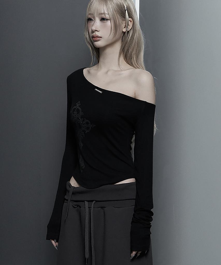 ETRE AU SOMMET Lettering Printing One-Shoulder Long Sleeve Top (Black)