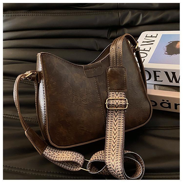 2024 New Retro Bag Female Korean Version Shoulder Bag Fashion Street Trend Leisure Commute Bucket Bag