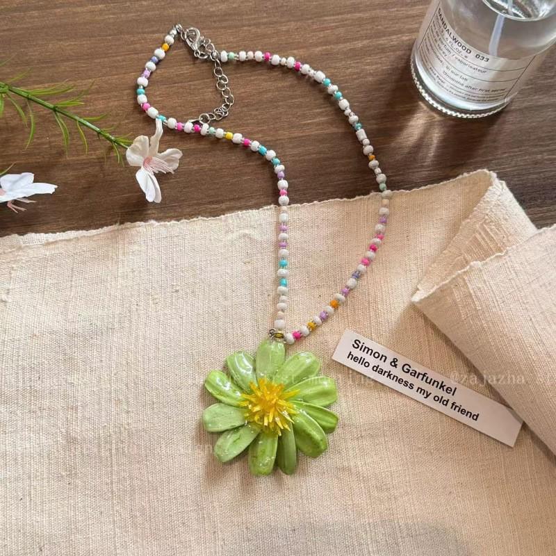 שרשרת בוהמית וינטג' עם גדילים לקפה, תליון פרפר אתני, שרשרת סוודר 2025.