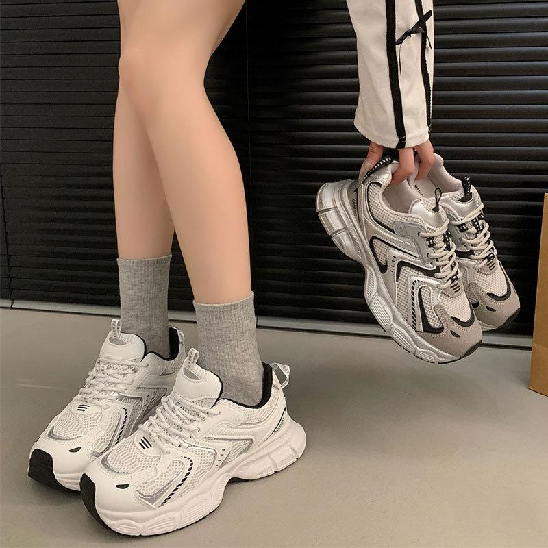 Leichte Sneaker mit Höhensohle sind beliebte Damenschuhe in diesem Jahr 2025 Frühling und Herbst neu weiße Plateau-Europäische Station Dad-Schuhe Damen
