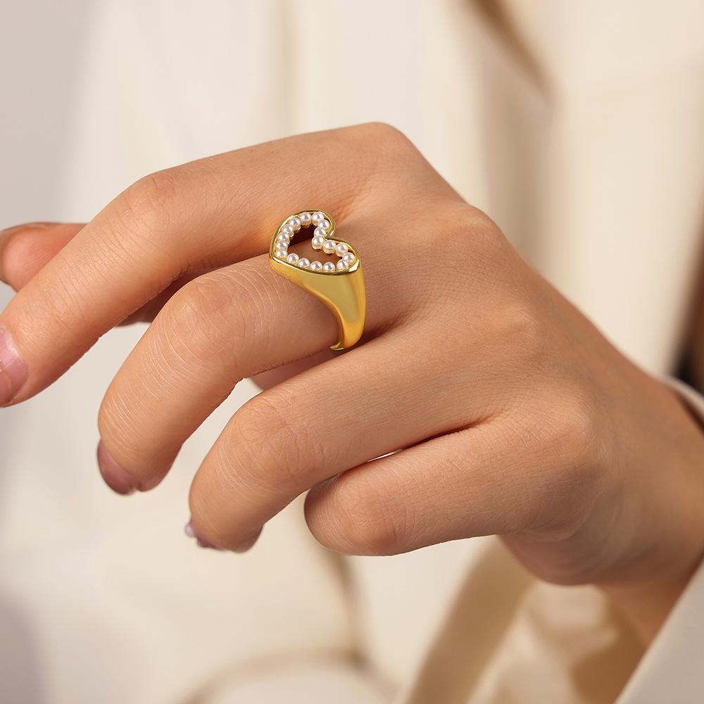 European & American Geometric Gilded Copper Heart Ring with Smooth Surface Design & Creative Imitation Pearl – Trendy Luxury Couple Rings for Women.