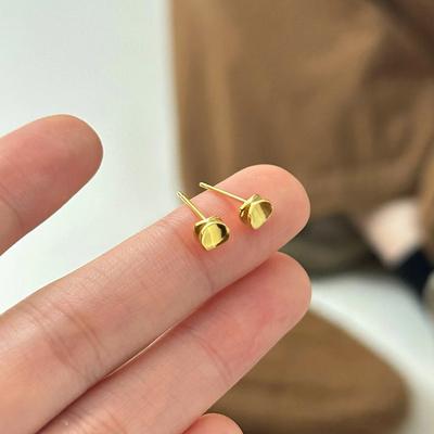 Version coréenne des boucles d'oreilles à tige géométriques pour femmes, accessoires de voyage simples de tempérament de niche, petites boucles d'oreilles