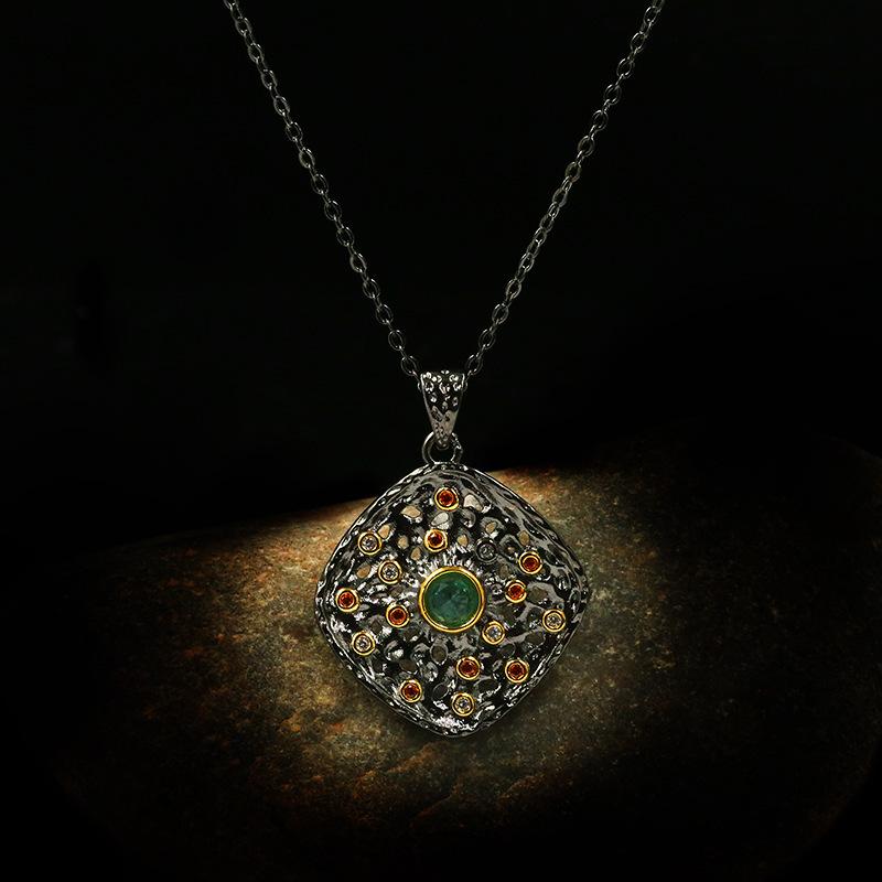 European and American Popular Retro Round Pendant Necklace Metal Electroplated Personalized Necklace