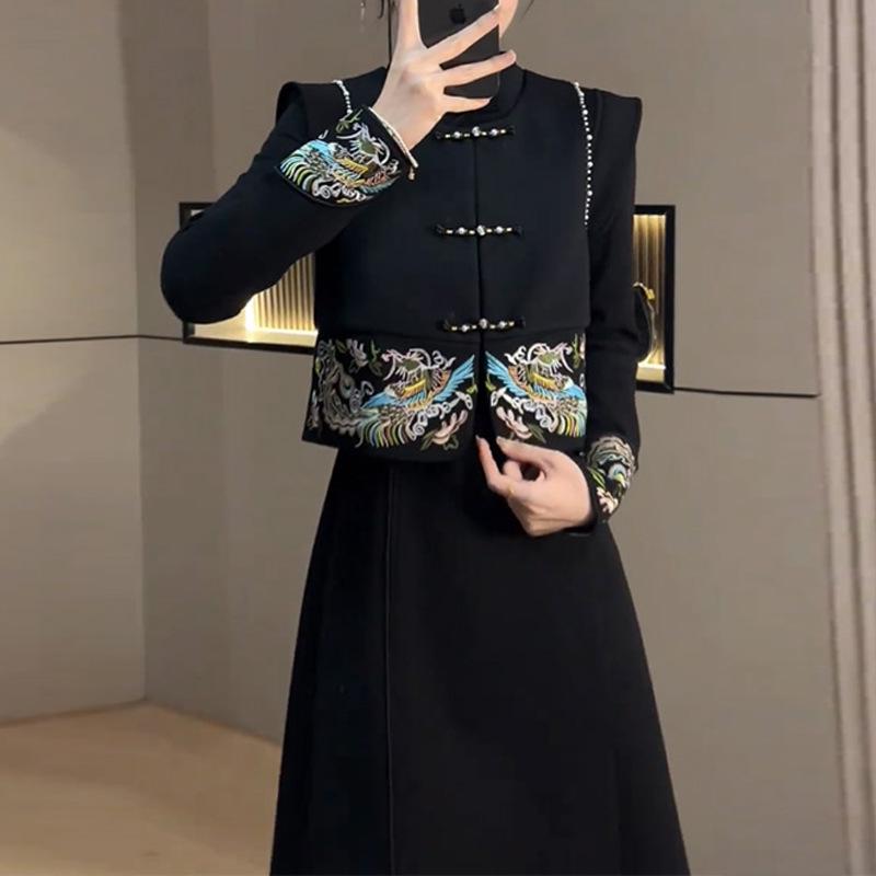 2025 Women s Fleece-Lined Embroidered Slimming Dress with Waist-Cinch L