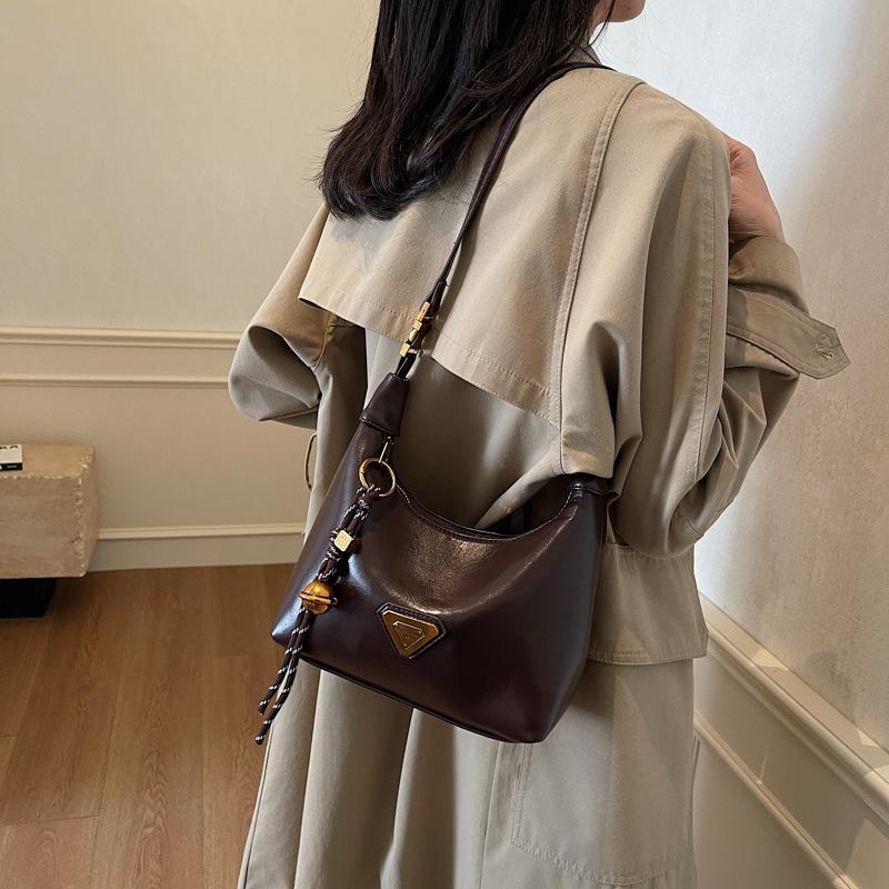 This Year, the Popular Small Bag Women's 2025 Autumn and Winter New Portable Pillow Bag Retro Glossy High-end Textured Messenger Bag