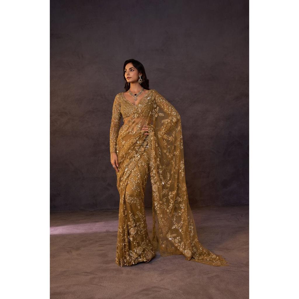 Важка вишивка бісером 5 мм та багатоколірною ниткою, виконана на сарі