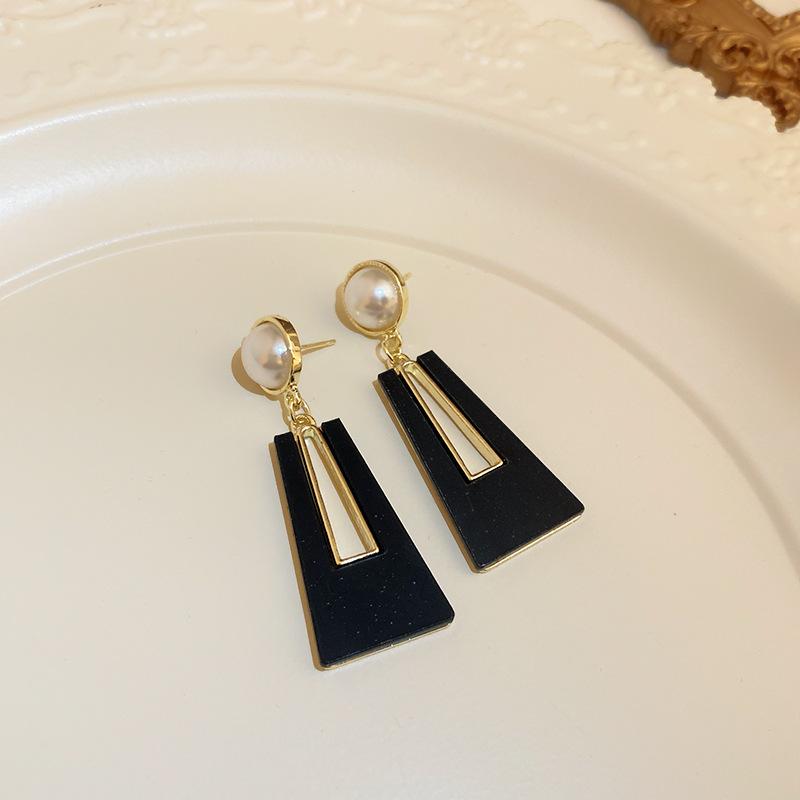French retro black love pearl circle earrings medium antique temperament stud earrings women