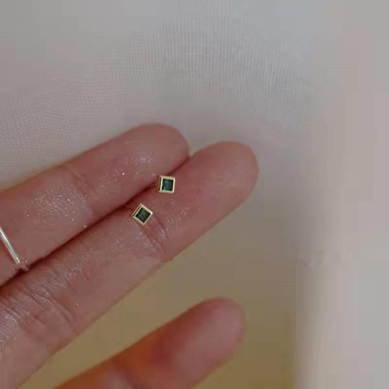 Beixi S925 Sterling Silver Green Gem Square Stud Earrings for Cartilage – Versatile and Exquisite Design