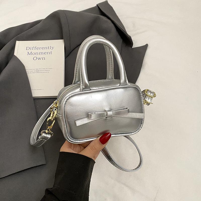 

Niche fashion handbag small bag women 2025 new simple bow mini small square bag messenger mouth red envelope серебряный
