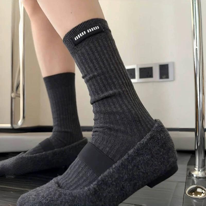 Miu Slimming Cotton Socks: Black Mid-Calf for All Seasons 2025