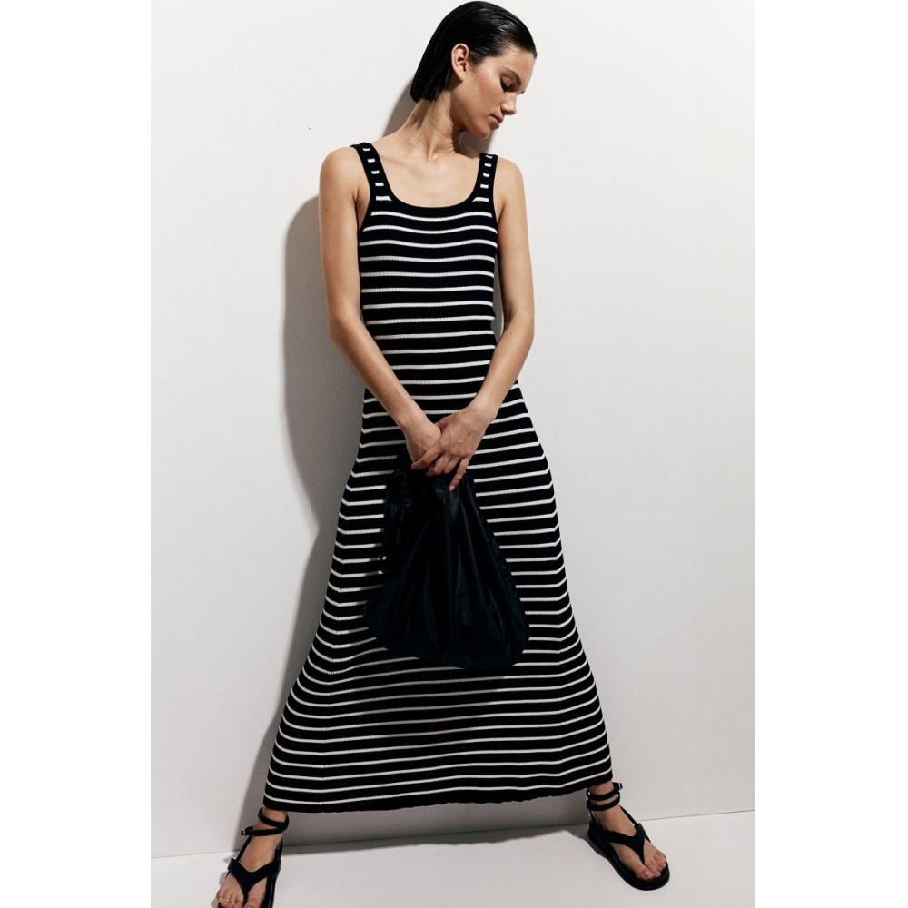 

Расклешенное платье HM в рубчик, черное в полоску