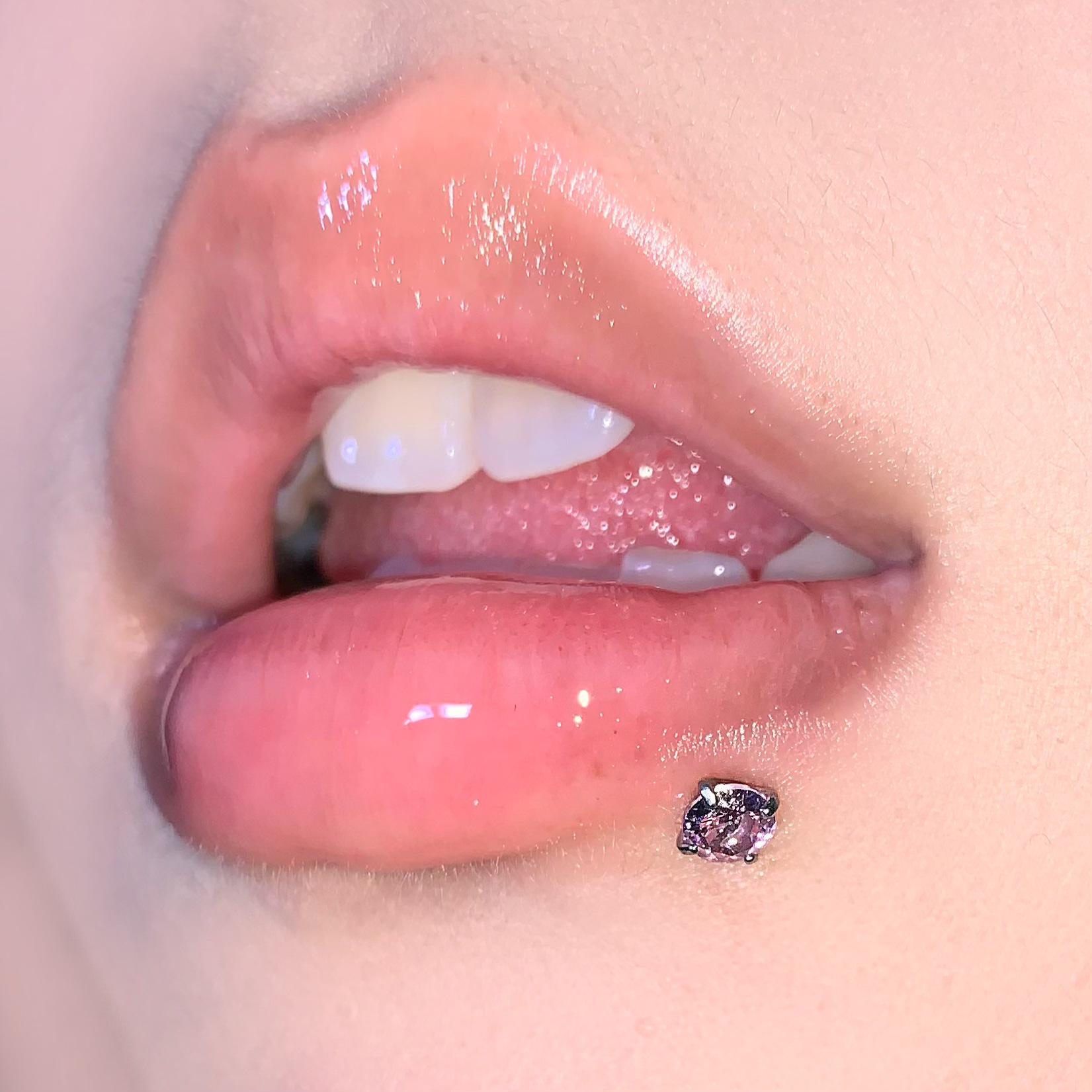 

Пирсинг для губ и ушей из циркония с внутренней резьбой из стали и титана