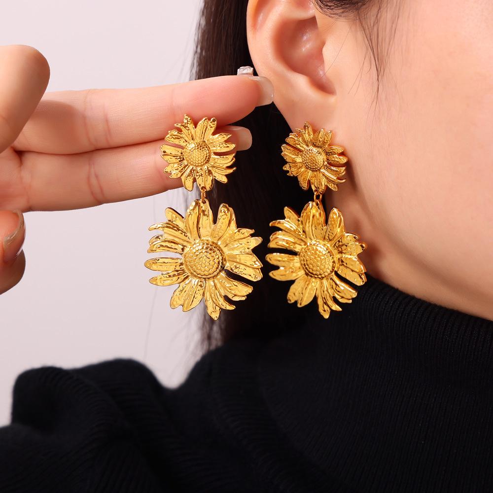 

Retro Geometric Personality Earrings: Gold-Plated Titanium Steel with Textured Design