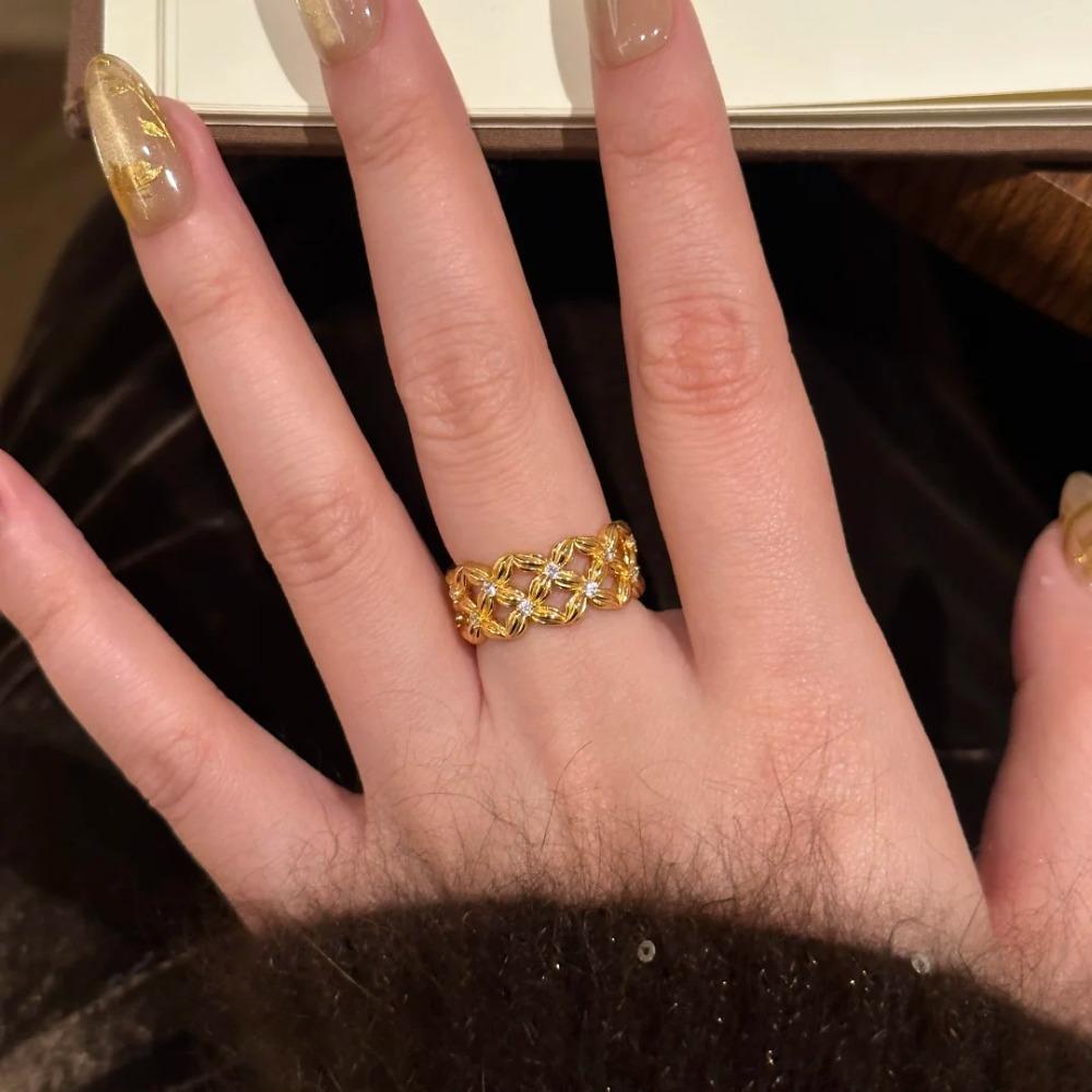 Vintage Floral Openwork Four Leaf Clover Ring Women Elegant Hollow Diamond Luxury Grid Jewelry