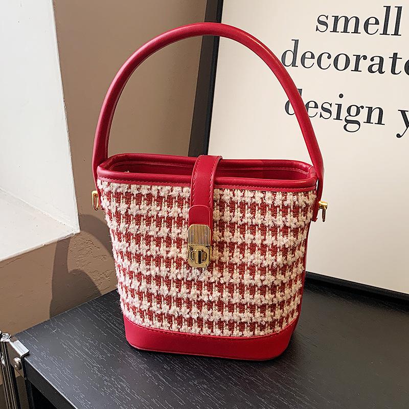 

Bag women s 2024 new autumn and winter bucket bag niche design shoulder messenger bag popular handbag this year червоний