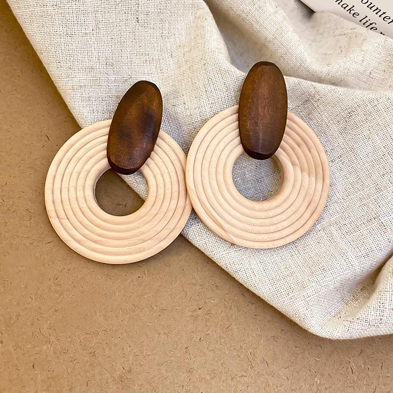 

Большие серьги-кольца цвета кофе с серебряной иглой: Преувеличенный, атмосферный, европейский и американский стиль, литературное очарование, модный, натуральное дерево. Silver Needle, Original Wood кофейный