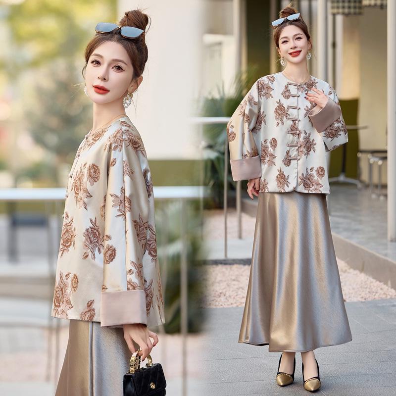 

Женская весенняя куртка 2025 года с цветочным принтом и застежкой на лягушку - круглый вырез, свободный крой, китайский национальный стиль Large for 110-120 lbs кофейный