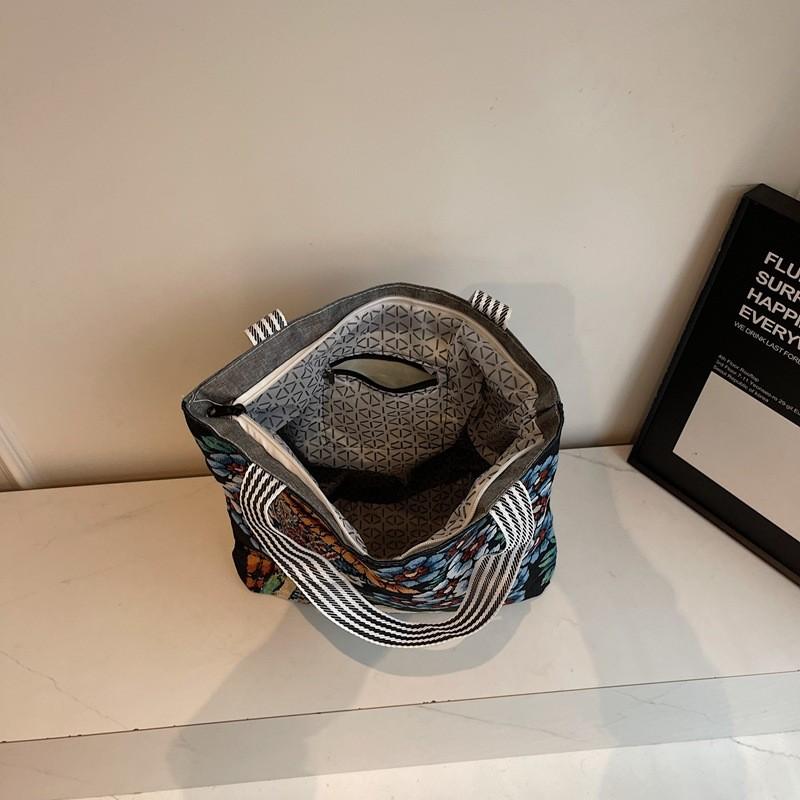 Canvas-Tasche mit Stickerei für den täglichen Gebrauch und den Weg zur Arbeit