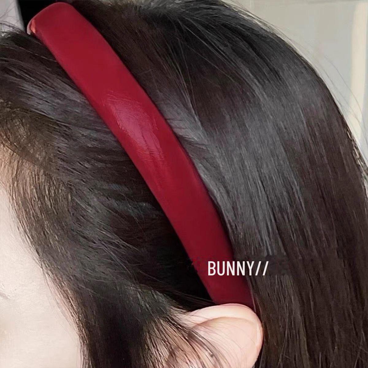 

Повязка на голову из лакированной кожи насыщенного бордового цвета с изображением зодиака