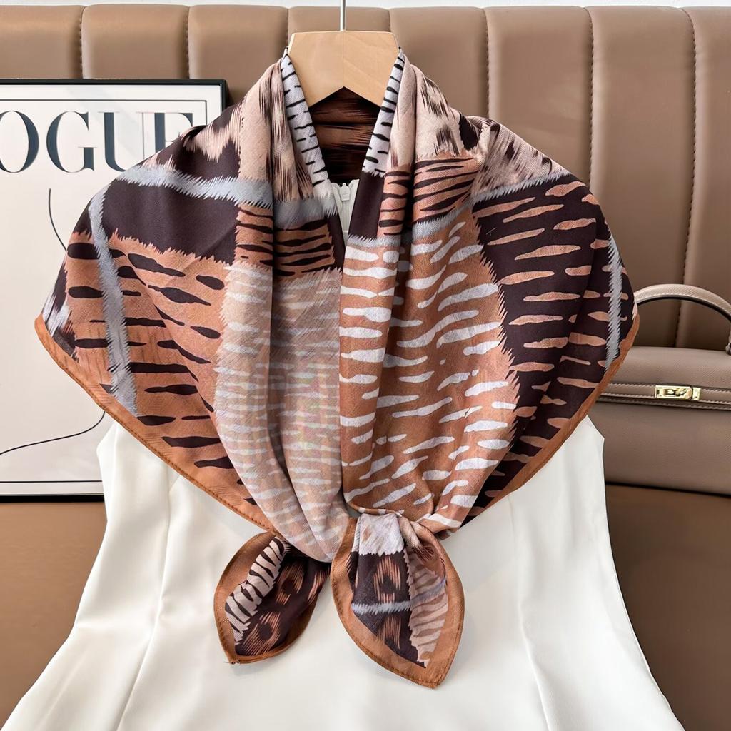Light luxury high-end leopard print 91 square scarf silk scarf women's spring and autumn double-sided velvet neck protection cotton and linen mother