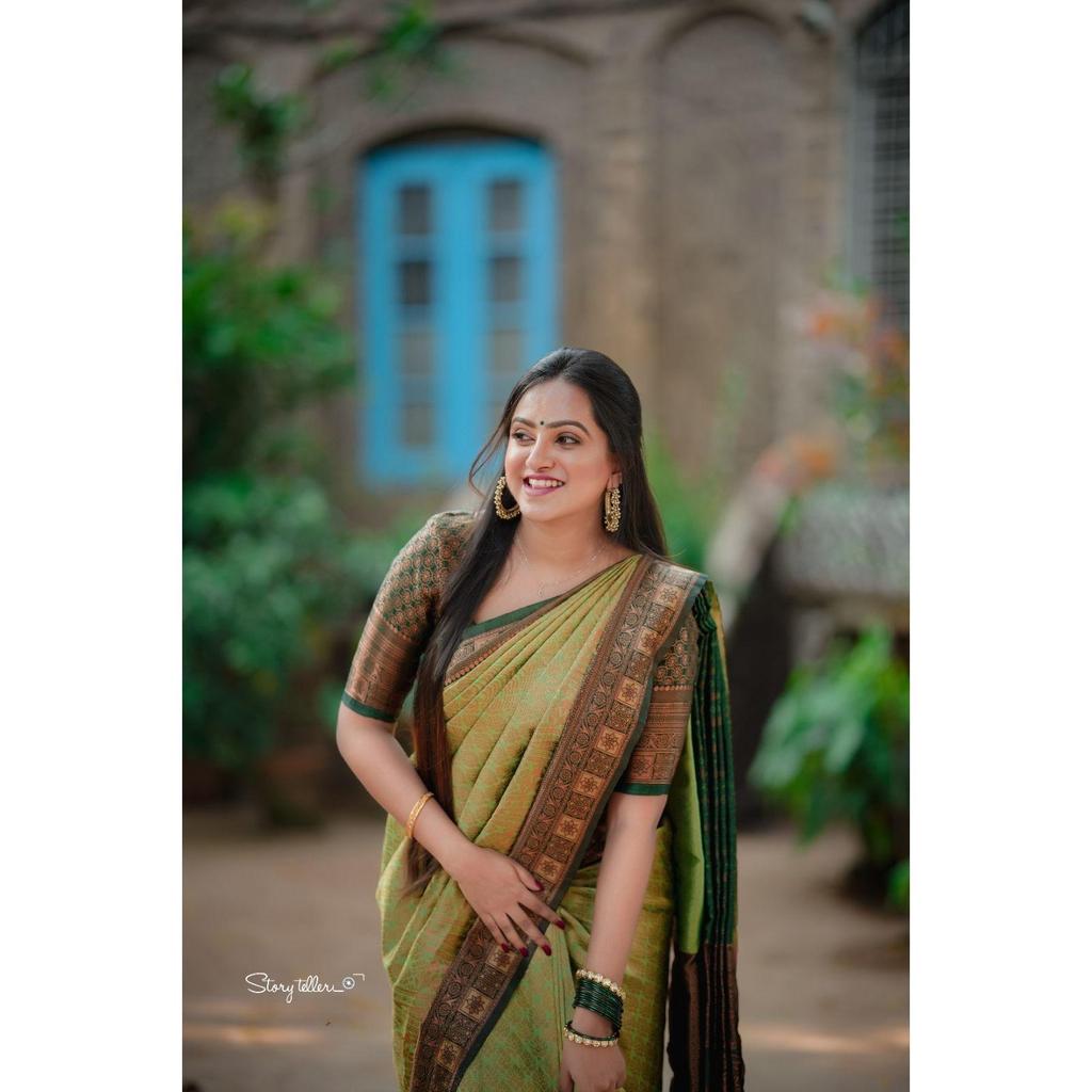 This Beautiful Saree Is Elegantly Decorated with Gorgeous Solid Jacquard Weave That Gives a Perfect Look To the Outfit.