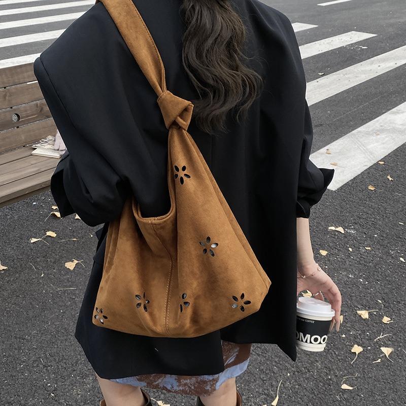 Niche Premium Velvet Bread Retro New Large-capacity Shoulder Bag Underarm Bag Casual Versatile Commuter Tote Bag