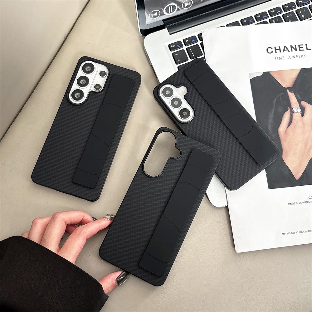 Handheld Carbon Fiber Texture Elastic Wrist Strap Hard Phone Case For Samsung Galaxy S26 S25 Ultra S24 S23 Plus Shockproof Cover