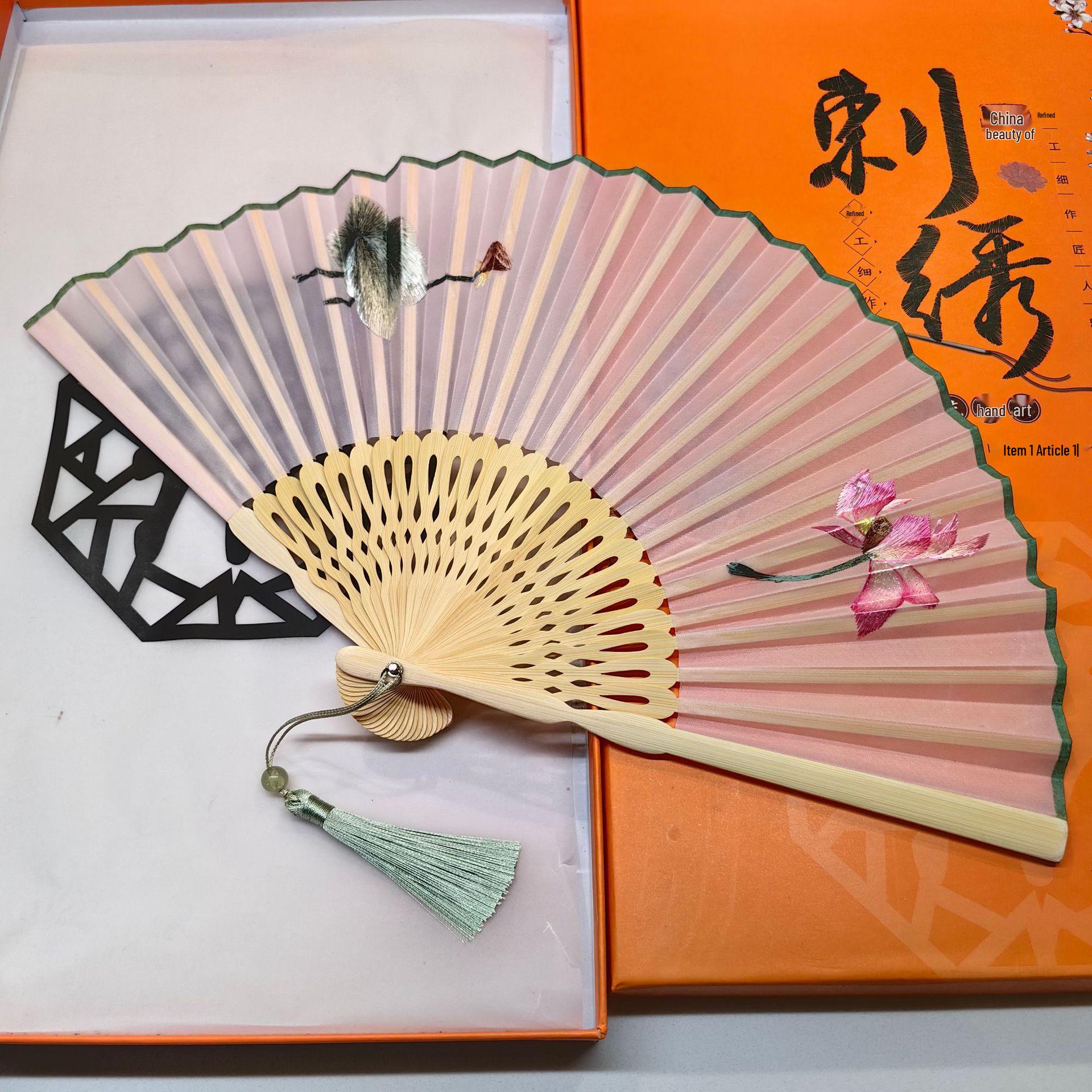 Старый Чанмэнь Сучжоу Двусторонняя вышивка Складной веер: Древний стиль ципао для женщин