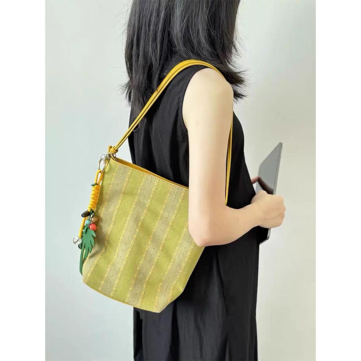 

New high-end shoulder armpit bag casual versatile portable bucket bag retro loose canvas bag women