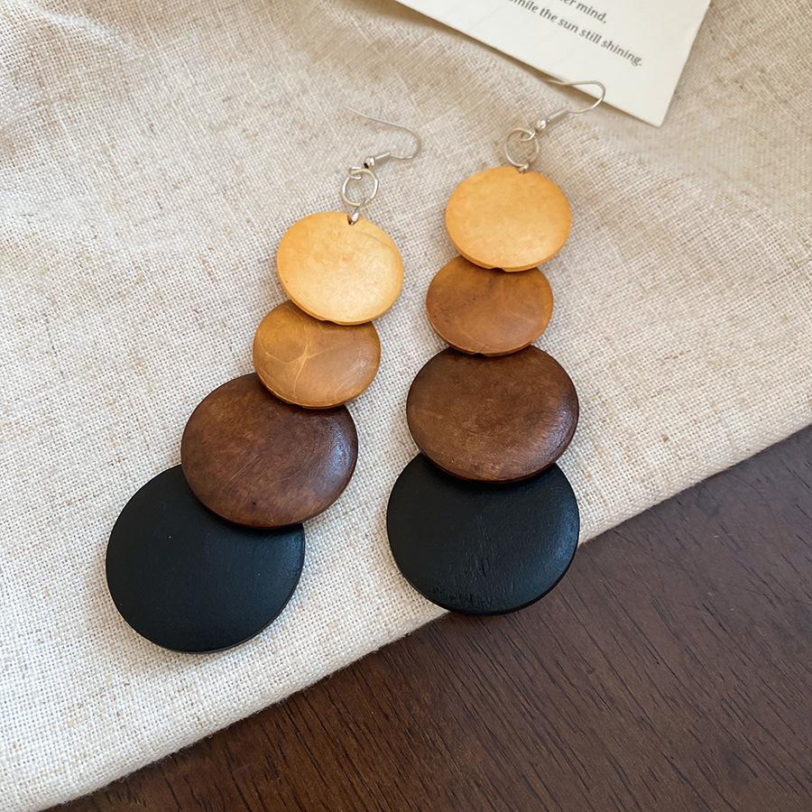 

Серьги-кисточки в форме капли из деревянных бусин кофейного цвета в ретро-этническом стиле