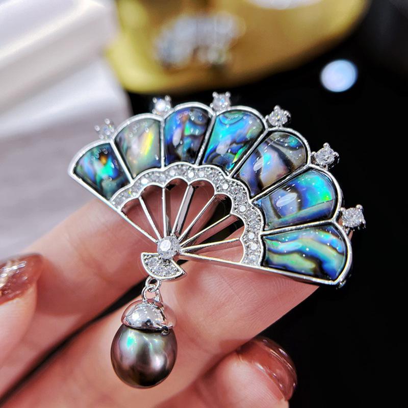 Broche Éventail Style Palais Plaqué Or Coquille d'Abalone avec Zircon et Perle