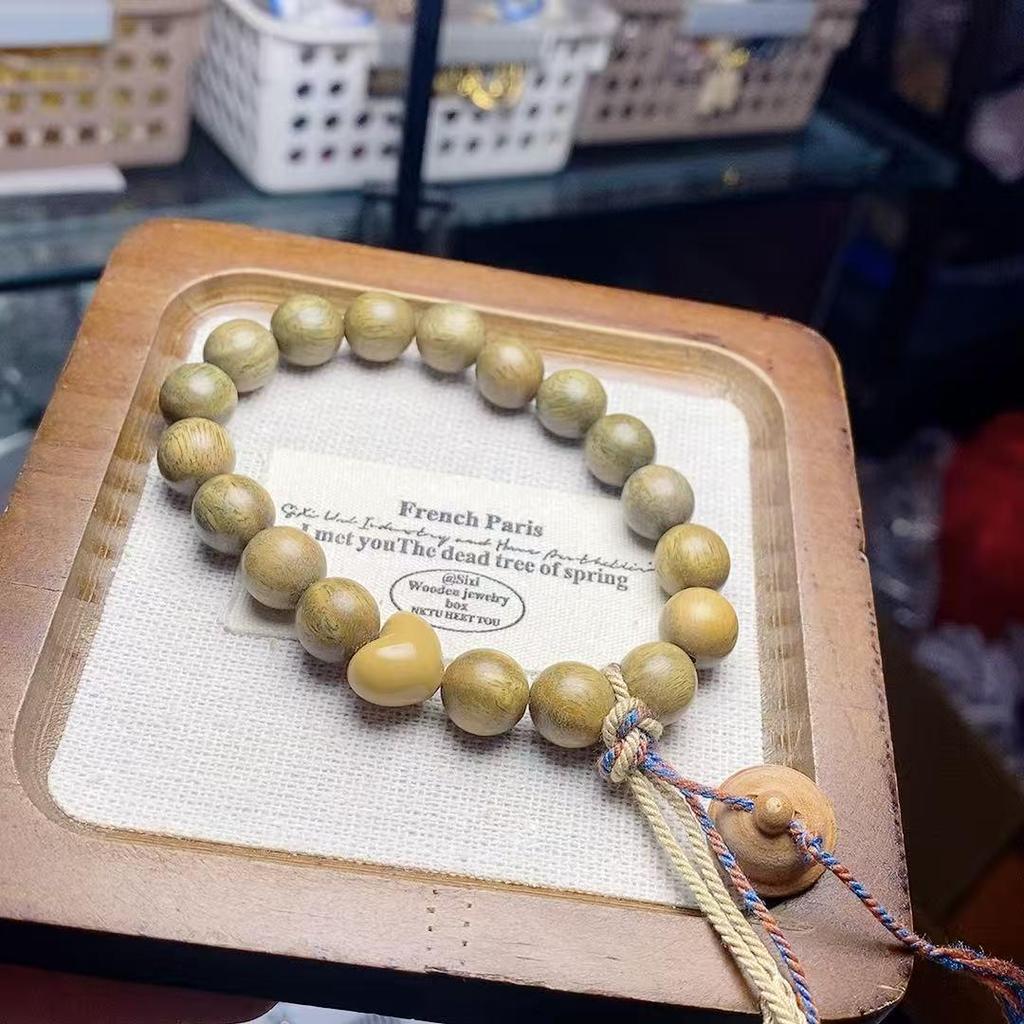 Heart-Shaped Green Sandalwood Beaded Bracelet - Unisex, Simple, Versatile, Fashionable.