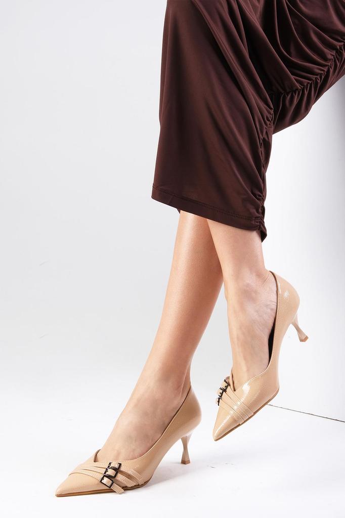 Damenmode, klassische High Heels, Shirley, burgunderfarbenes Lackleder, spitze Zehenschuhe mit Absatz und Schnallenzubehör