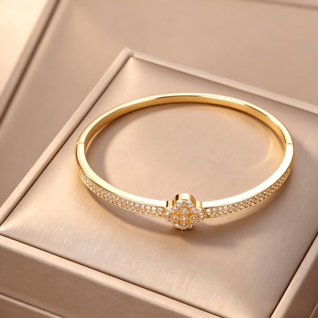 Luxurious four-leaf clover clasp bracelet for women, gold and silver two-tone fine bracelet with classic lucky clover main ornament, fully encrusted