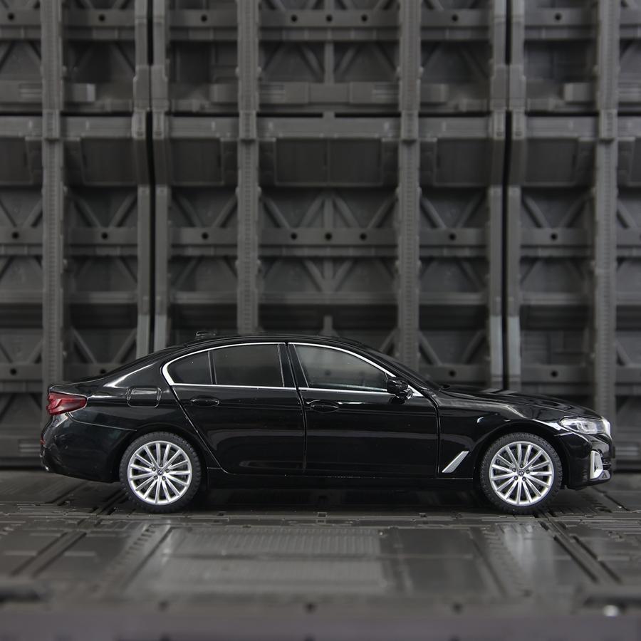 1:24 Simulate BMW 530Li alloy car model with doors, engine hood, and trunk that can open rich in details, finely crafted